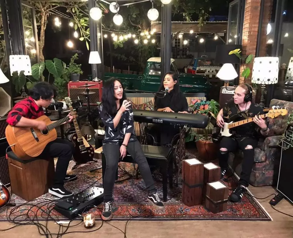 Kikan eks Cokelat dan putrinya © 2021 Instagram