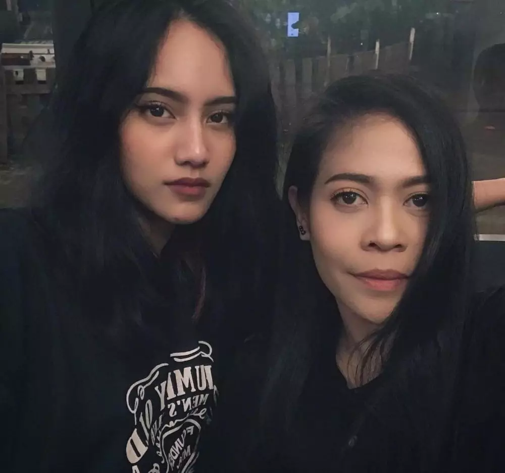 Kikan eks Cokelat dan putrinya © 2021 Instagram