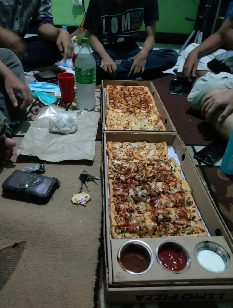 potret lucu makan pizza © 2021 brilio.net potret lucu makan pizza © 2021 brilio.net