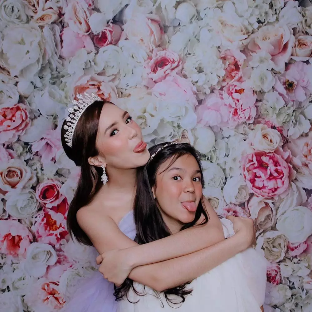 Potret pesinetron bareng saudara perempuannya © Instagram