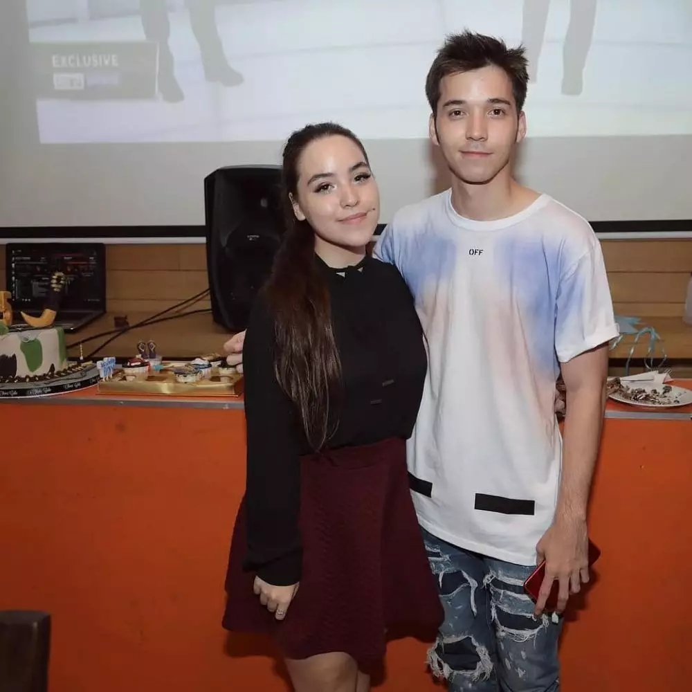 Potret pesinetron bareng saudara perempuannya © Instagram