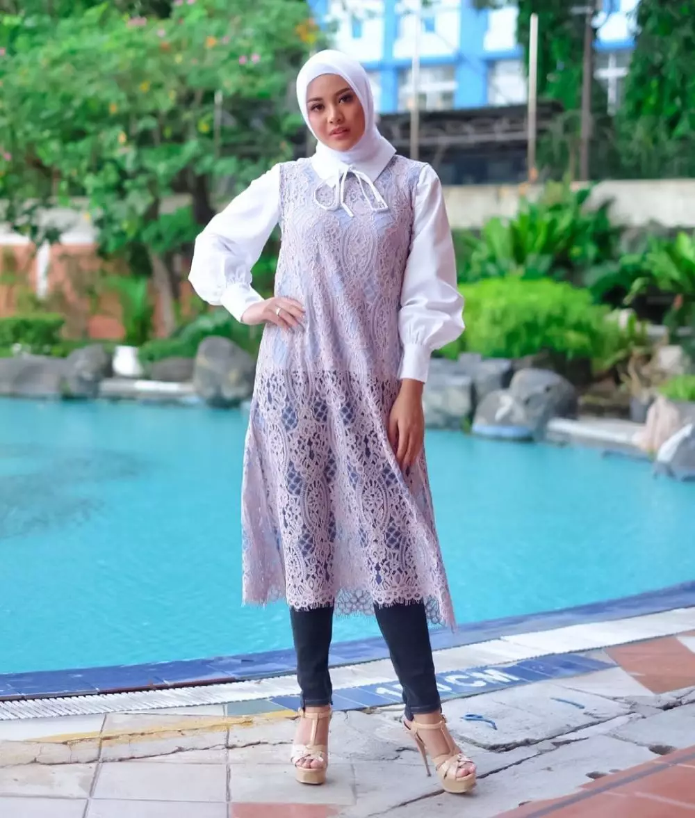 Gaya fashion Aurel Hermansyah dengan hijab © Instagram