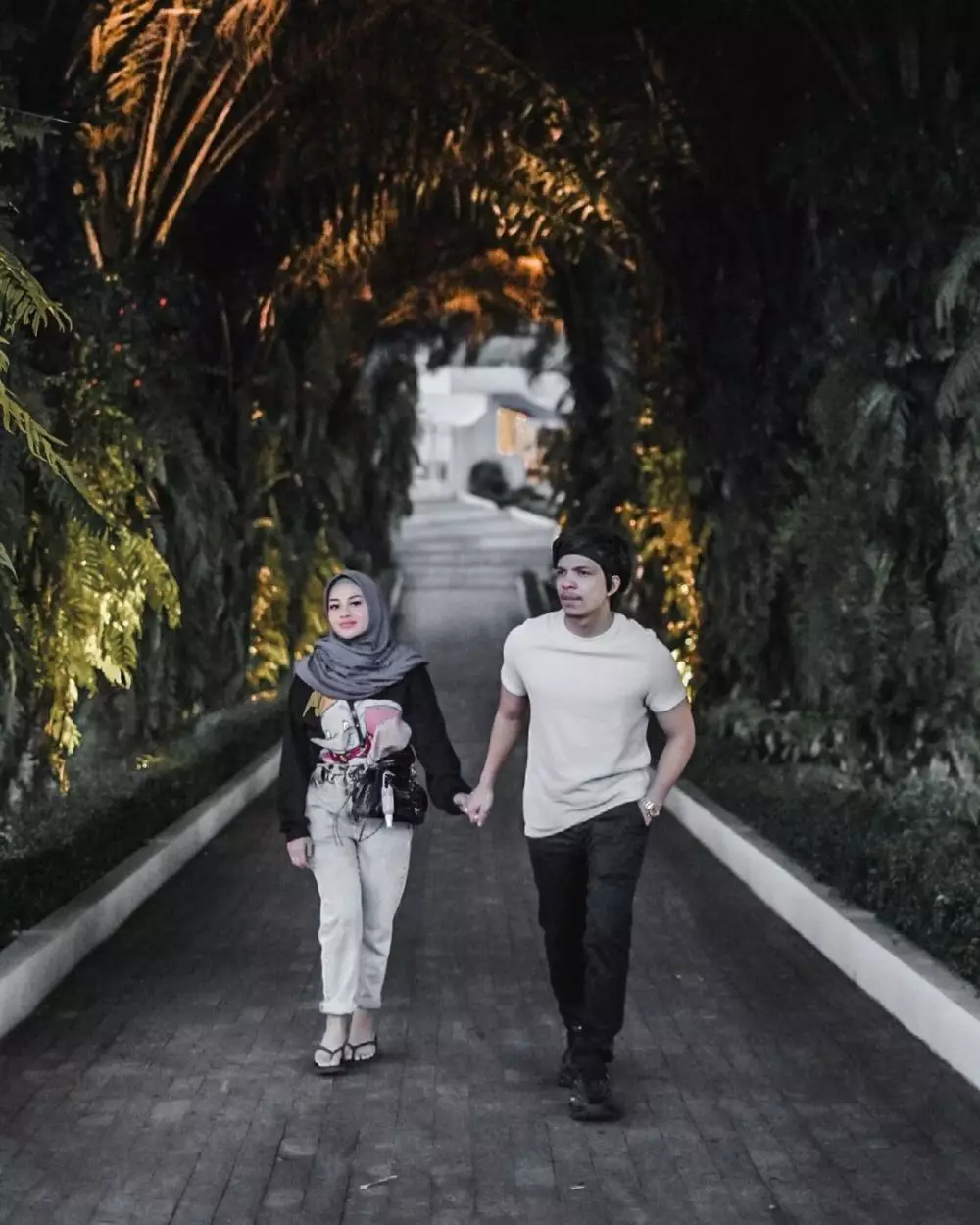 Gaya fashion Aurel Hermansyah dengan hijab © Instagram