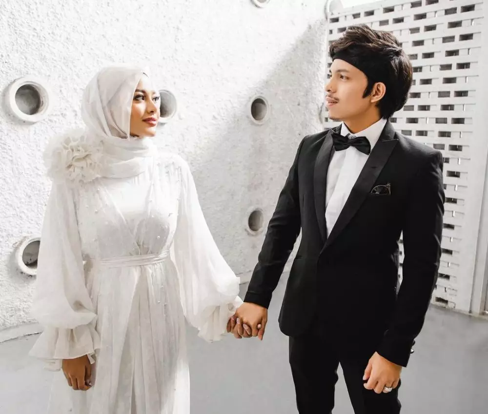 Gaya fashion Aurel Hermansyah dengan hijab © Instagram