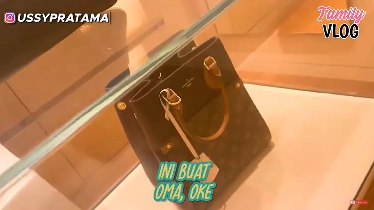 kejutan ulang tahun ibu mertua Ussy © YouTube