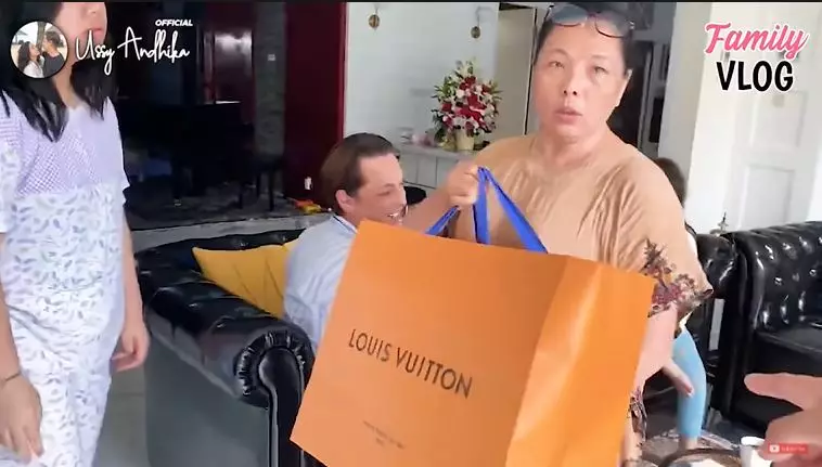 kejutan ulang tahun ibu mertua Ussy © YouTube