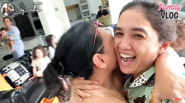 kejutan ulang tahun ibu mertua Ussy © YouTube