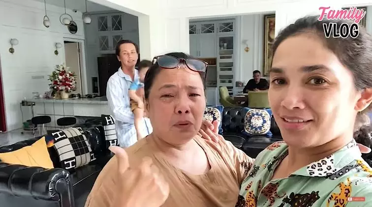 kejutan ulang tahun ibu mertua Ussy © YouTube
