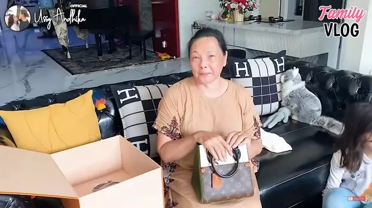 kejutan ulang tahun ibu mertua Ussy © YouTube