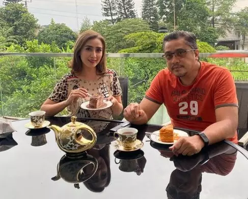 potret mesra Dede Yusuf dan istri © Instagram/@sendyyusuf