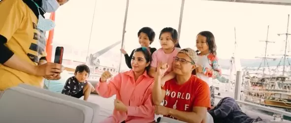 Potret liburan Ashanty & Anang di Bodrum Turki © YouTube/The Hermansyah A6