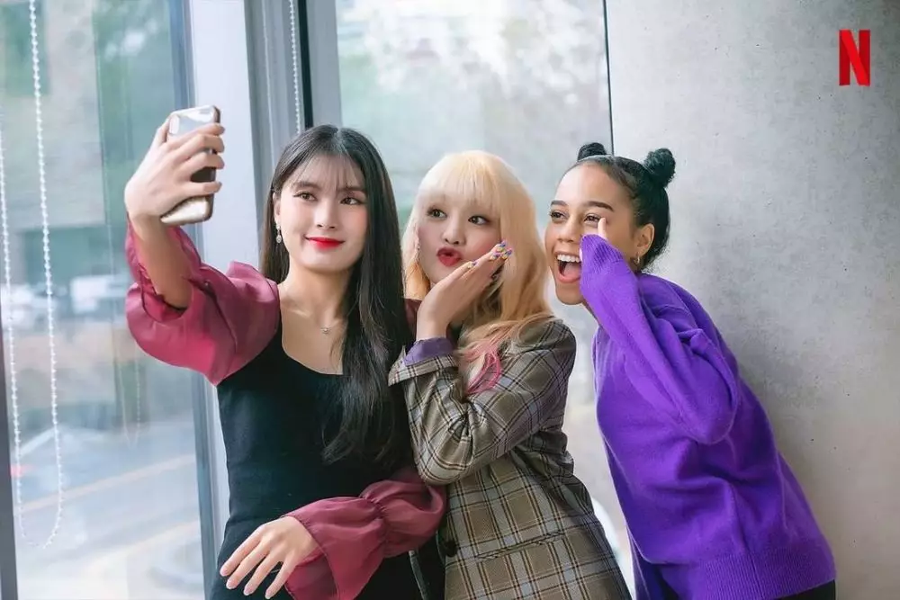 cuplikan sitkom Netflix So Not Worth It Instagram/@netflixkr cuplikan sitkom Netflix So Not Worth It Instagram/@netflixkr