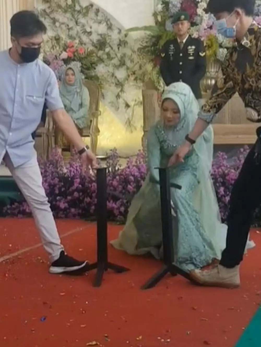 viral mempelai wanita aksi patahkan besi Berbagai sumber viral mempelai wanita aksi patahkan besi Berbagai sumber