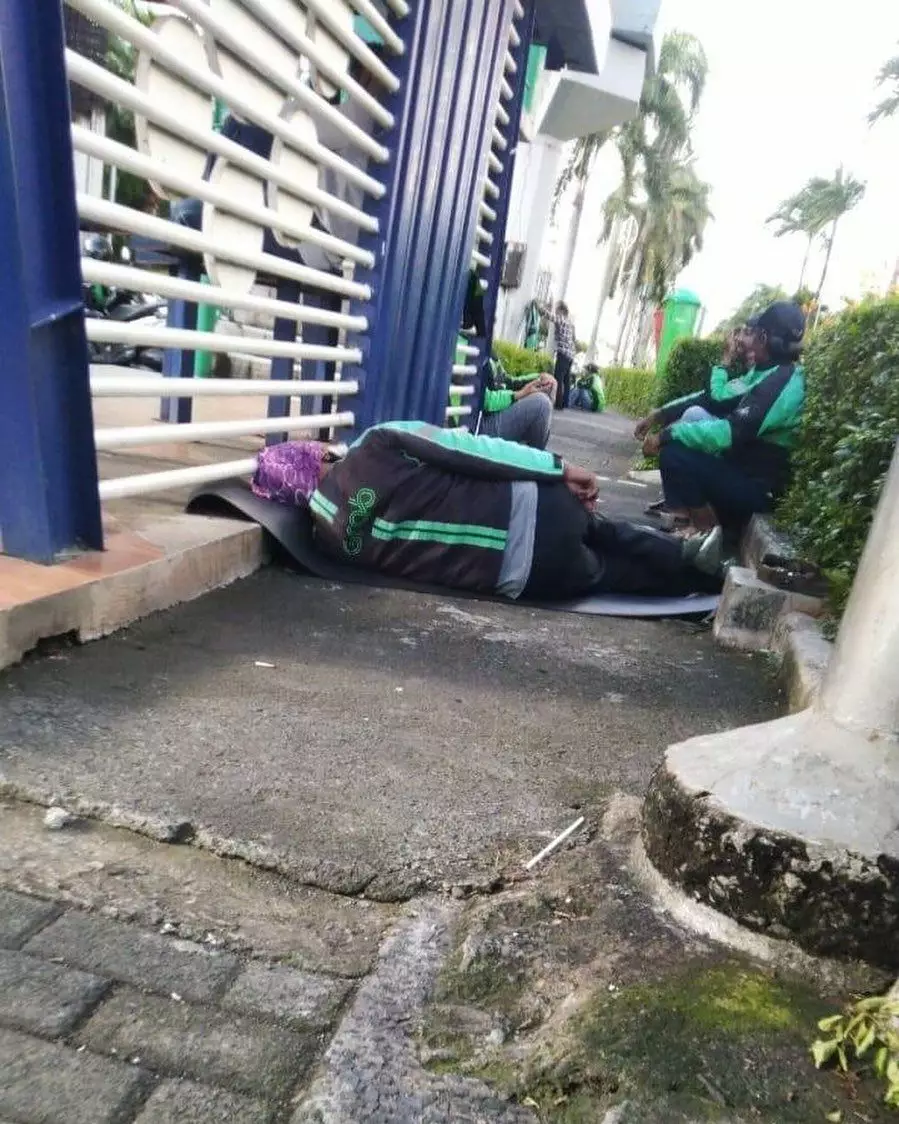 driver ojol pas istirahat © Instagram
