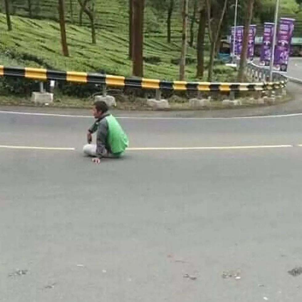 10 Potret lucu driver ojek online saat istirahat, bikin senyum tipis