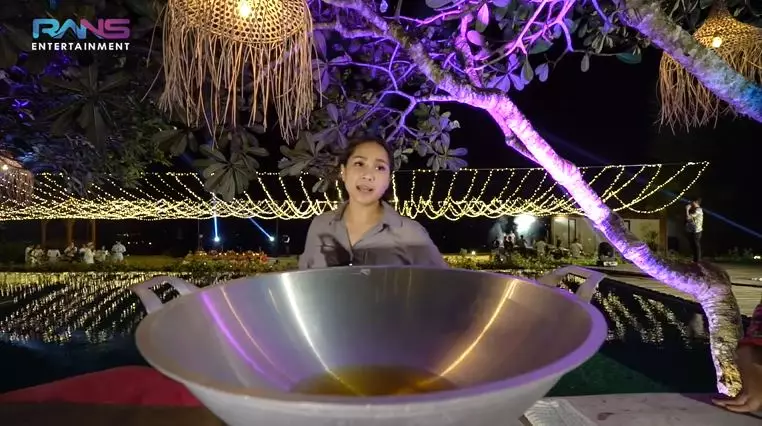 Nagita masak sambal Bali © YouTube