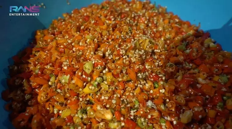 Nagita masak sambal Bali © YouTube