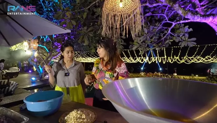 Nagita masak sambal Bali © YouTube