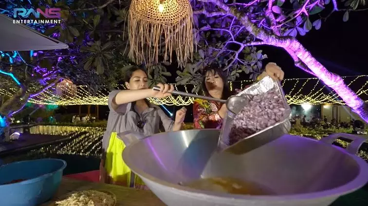 Nagita masak sambal Bali © YouTube