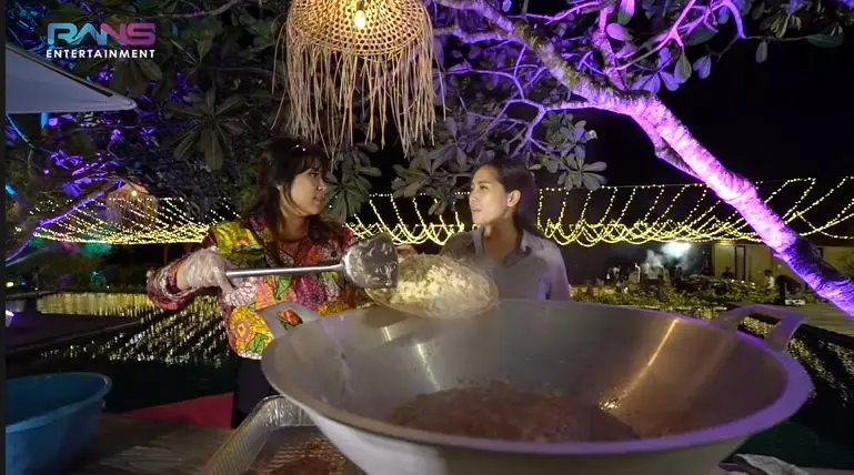 Nagita masak sambal Bali © YouTube