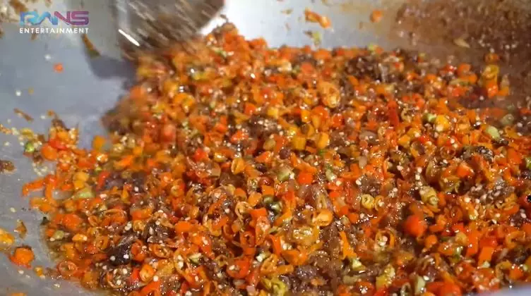 Nagita masak sambal Bali © YouTube