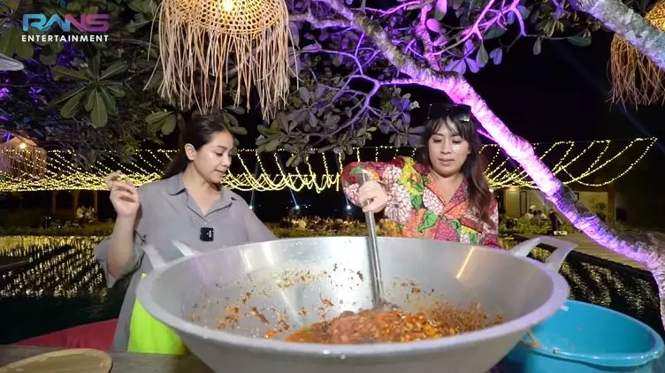 Nagita masak sambal Bali © YouTube