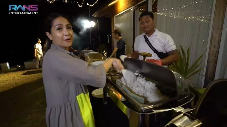 Nagita masak sambal Bali © YouTube