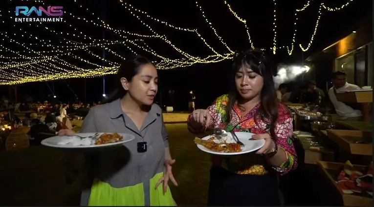 Nagita masak sambal Bali © YouTube