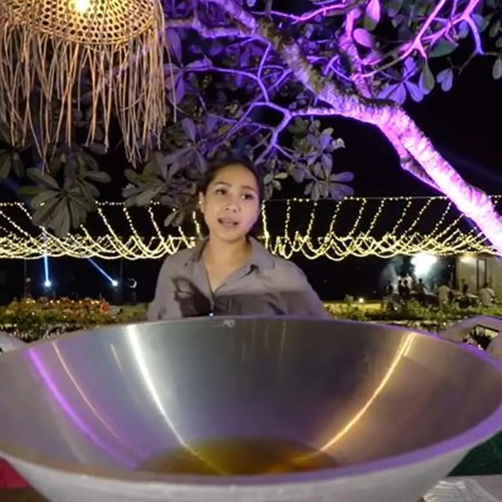 10 Potret Nagita Slavina masak sambal Bali pakai kuali besar, heboh