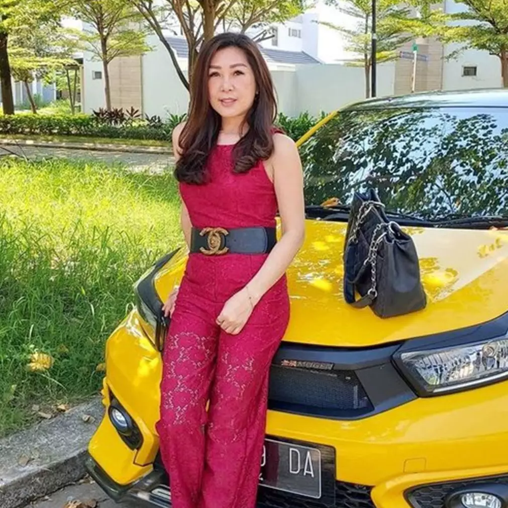 8 Potret Julie Tan, ibu Larissa Chou yang awet muda