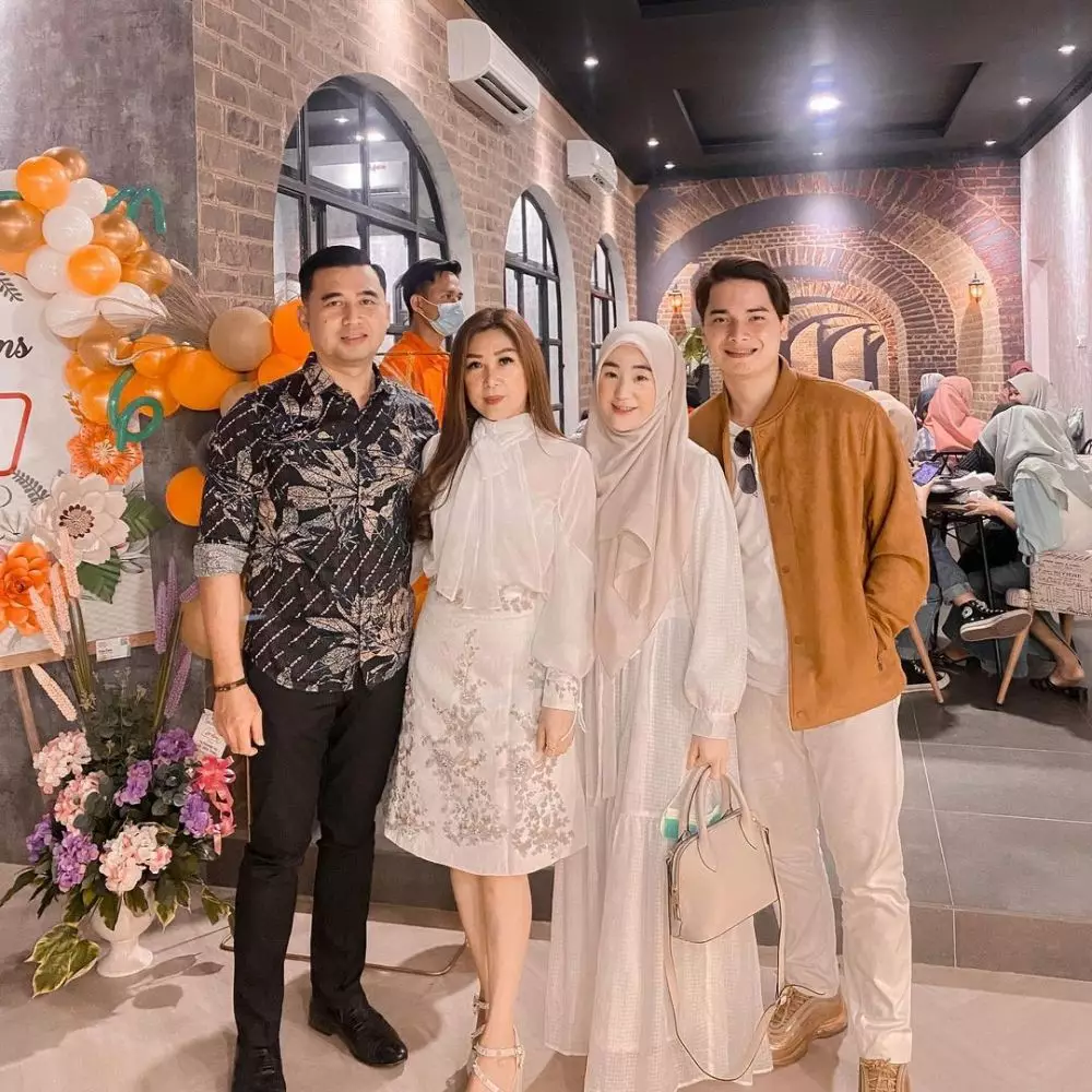 Alvin dan keluarga Larissa © Instagram