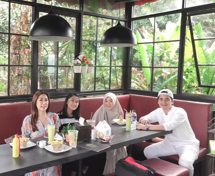 Alvin dan keluarga Larissa © Instagram