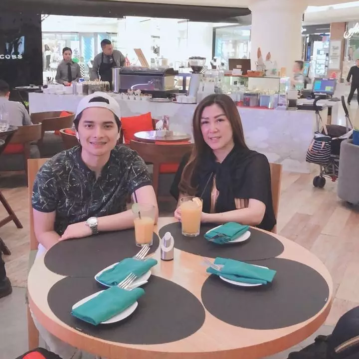 Alvin dan keluarga Larissa © Instagram