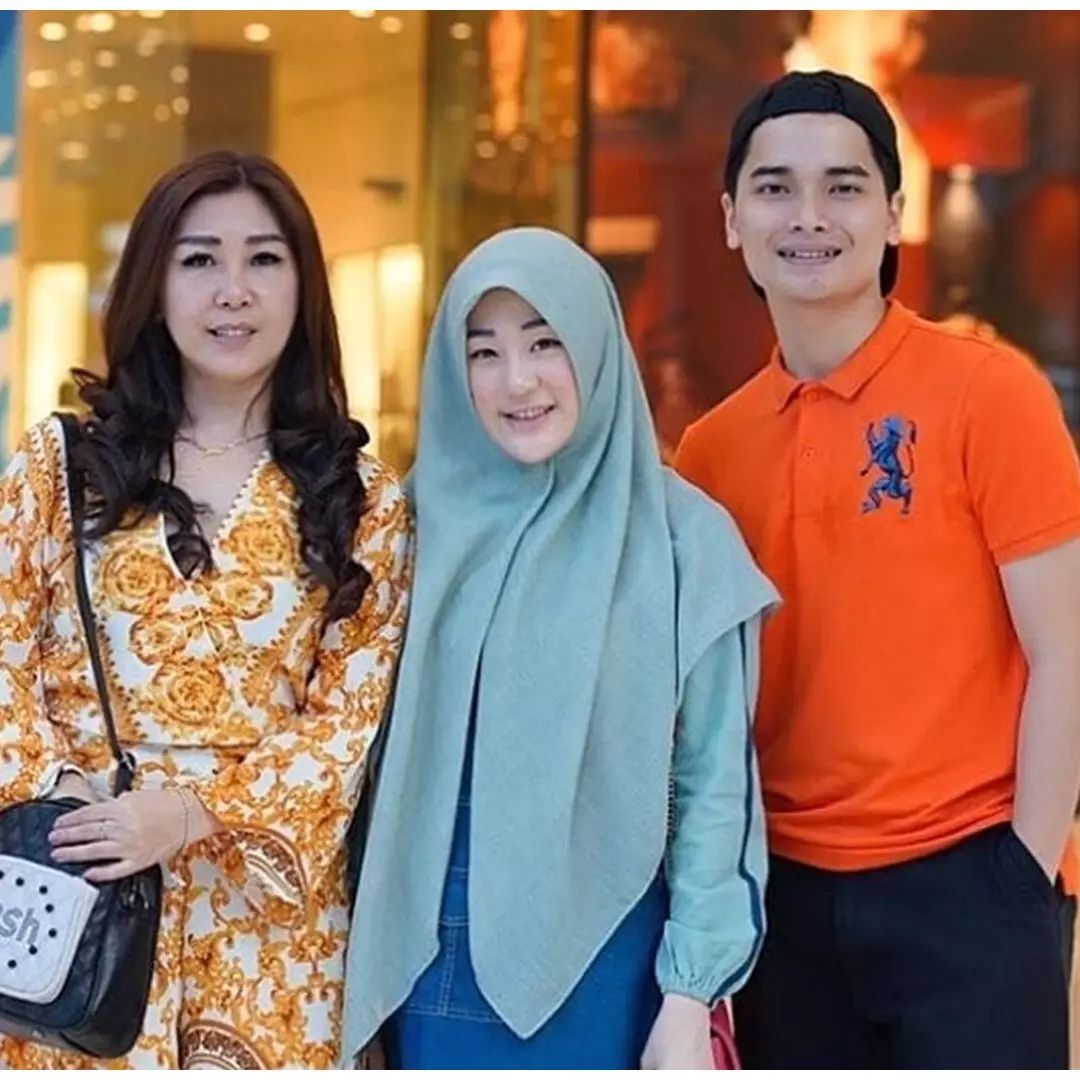 10 Potret Alvin Faiz bareng keluarga Larissa Chou, curi perhatian