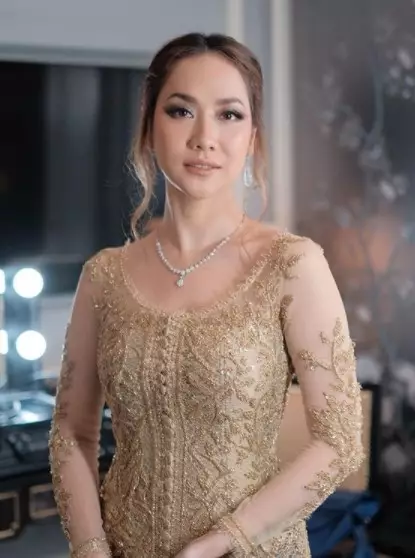 Potret Bunga Citra Lestari dalam balutan kebaya © Instagram/@bclsinclair Potret Bunga Citra Lestari dalam balutan kebaya © Instagram/@bclsinclair