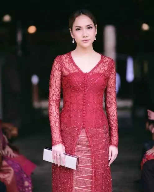 Potret Bunga Citra Lestari dalam balutan kebaya © Instagram/@bclsinclair Potret Bunga Citra Lestari dalam balutan kebaya © Instagram/@bclsinclair