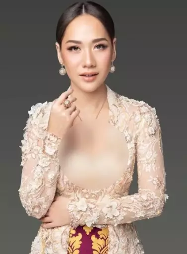 Potret Bunga Citra Lestari dalam balutan kebaya © Instagram/@bclsinclair Potret Bunga Citra Lestari dalam balutan kebaya © Instagram/@bclsinclair