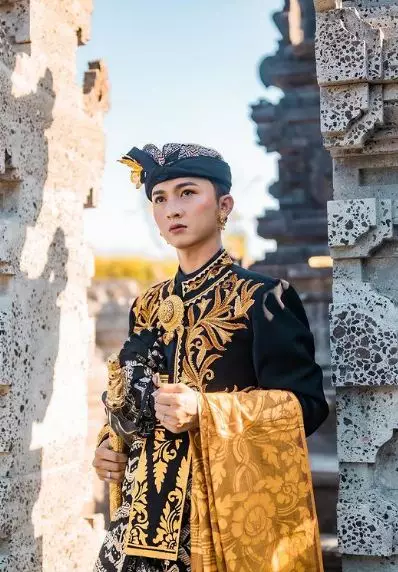 pegawai Raffi Ahmad pakai baju adat Bali © berbagai sumber pegawai Raffi Ahmad pakai baju adat Bali © berbagai sumber