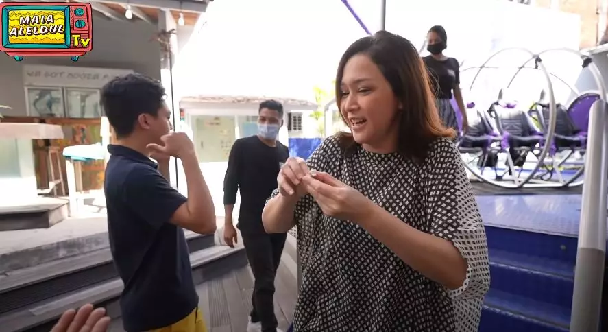 Maia ditantang El naik wahana ekstrem © YouTube Maia ditantang El naik wahana ekstrem © YouTube