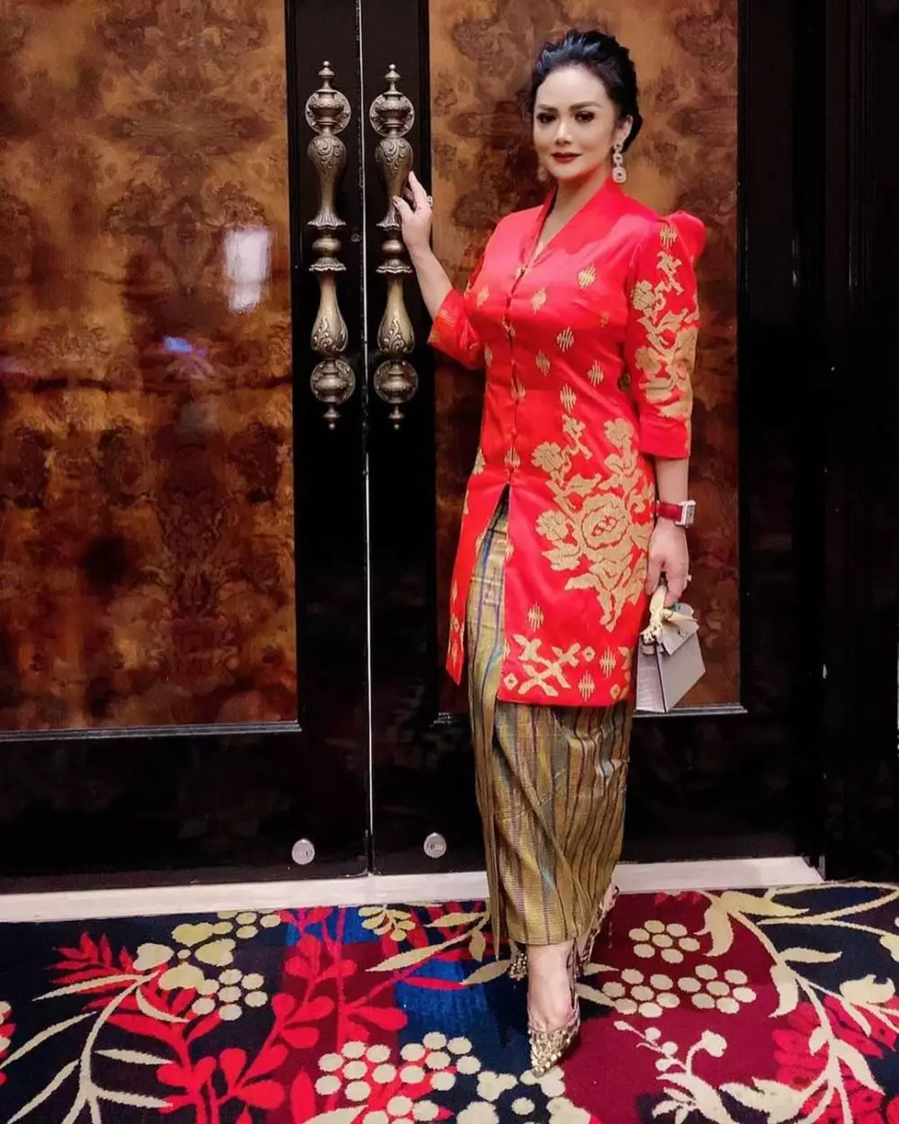 Ide outfit batik ala Krisdayanti Instagram/@krisdayantilemos