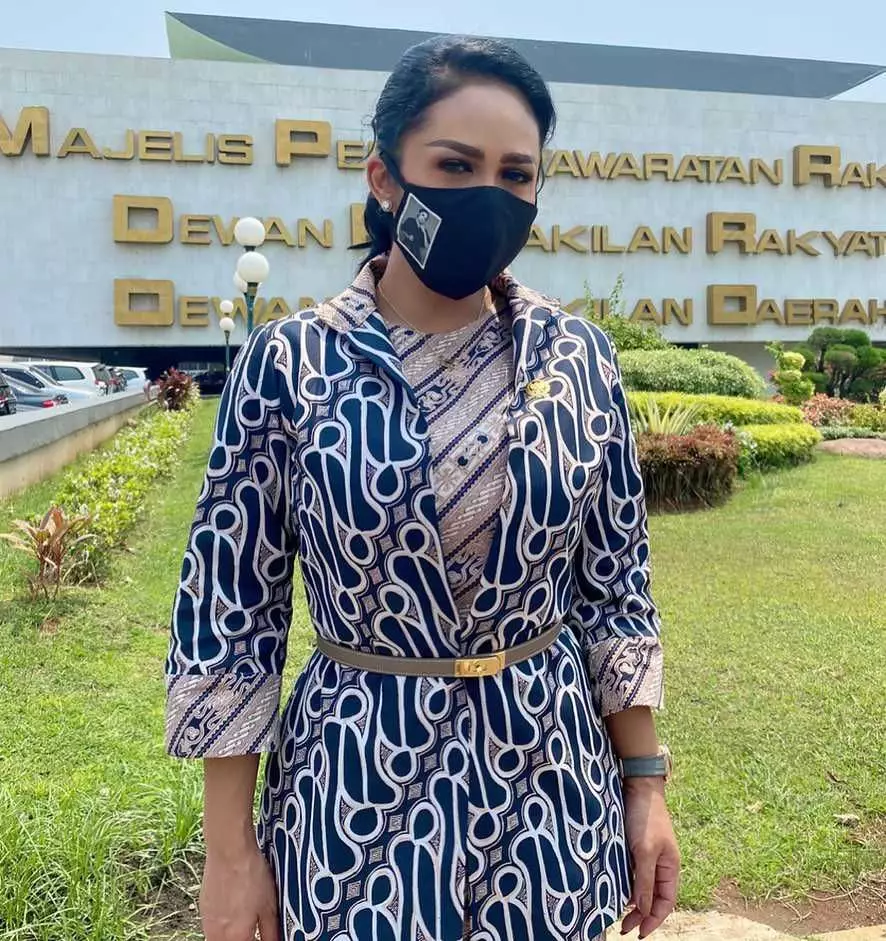 Ide outfit batik ala Krisdayanti Instagram/@krisdayantilemos