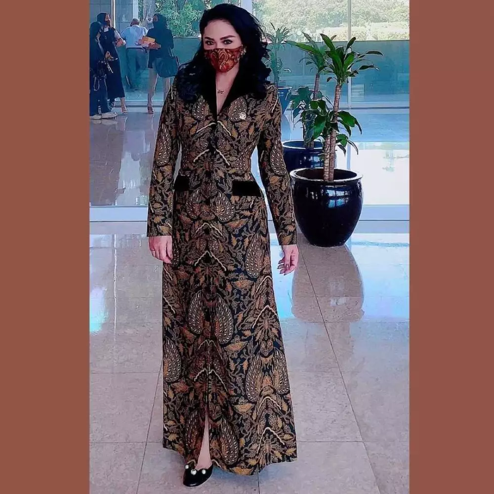 Ide outfit batik ala Krisdayanti Instagram/@krisdayantilemos