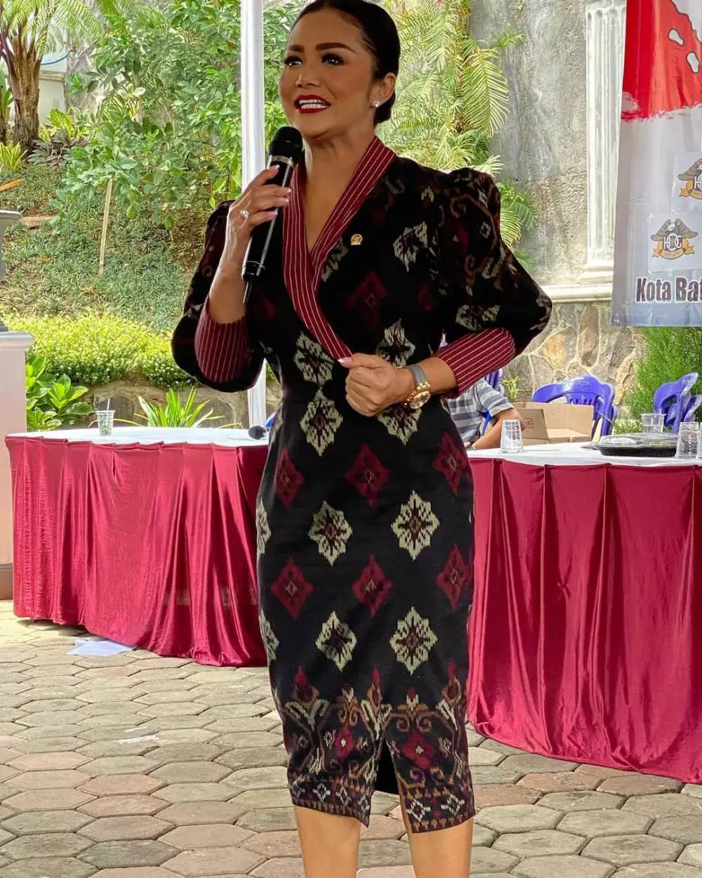 Ide outfit batik ala Krisdayanti Instagram/@krisdayantilemos
