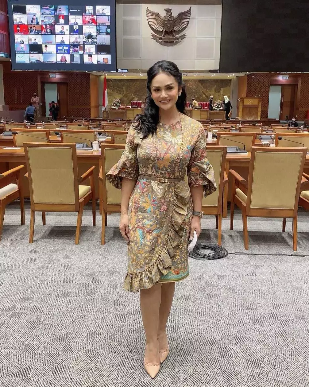 Ide outfit batik ala Krisdayanti Instagram/@krisdayantilemos