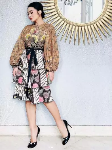 Ide outfit batik ala Krisdayanti Instagram/@krisdayantilemos