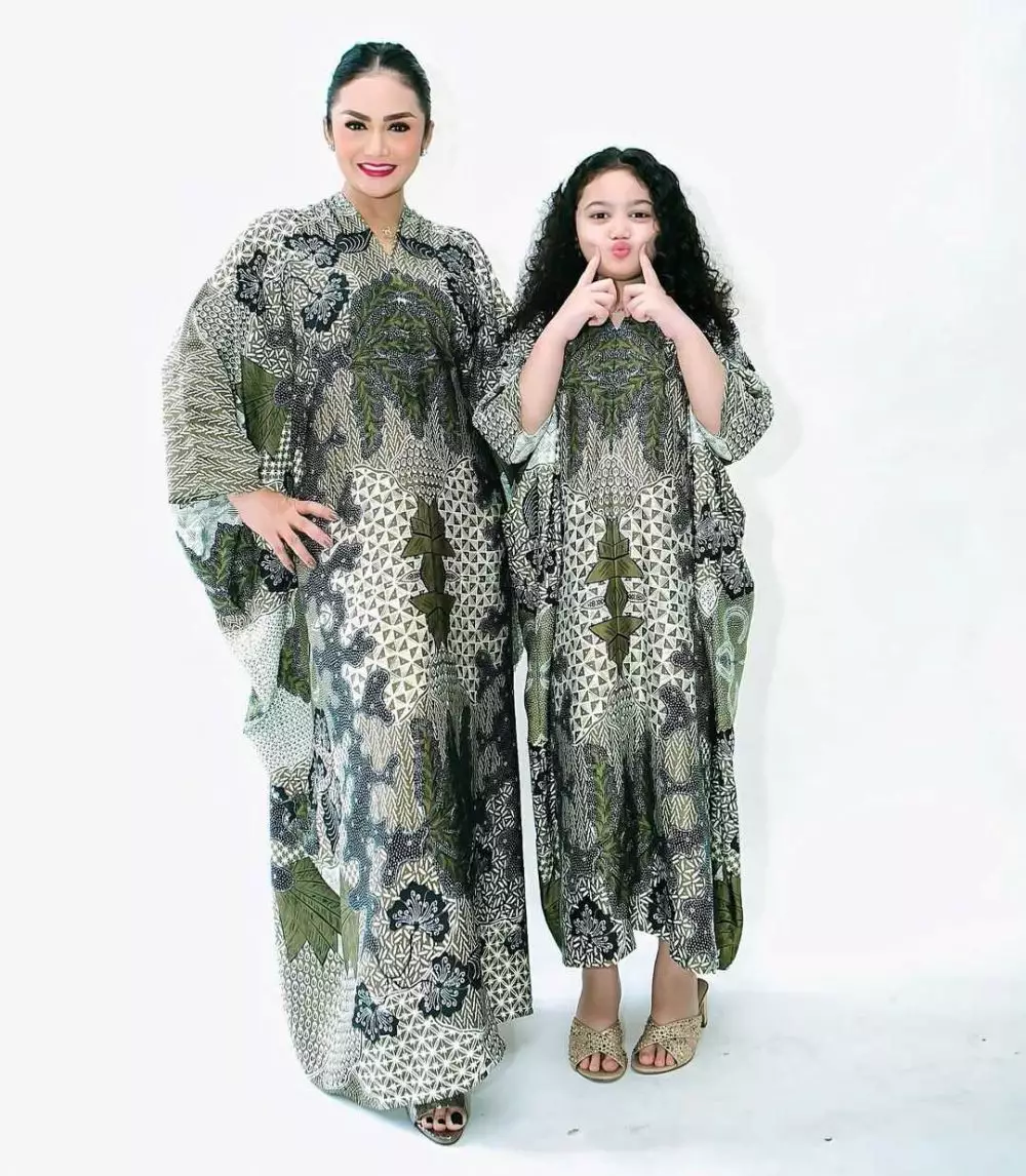 Ide outfit batik ala Krisdayanti Instagram/@krisdayantilemos