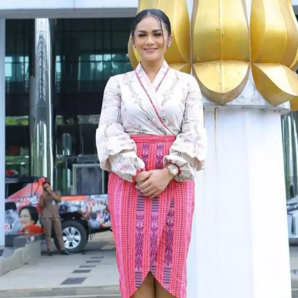 10 Ide outfit batik ala Krisdayanti, tampil berkelas