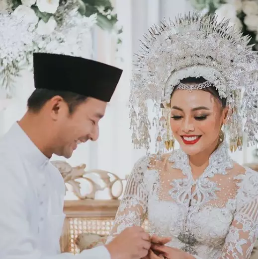 artis kenakan Suntiang Gadang © 2021 brilio.net artis kenakan Suntiang Gadang © 2021 brilio.net