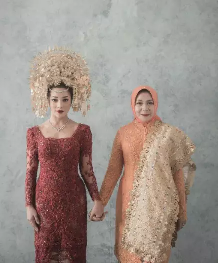 artis kenakan Suntiang Gadang © 2021 brilio.net artis kenakan Suntiang Gadang © 2021 brilio.net