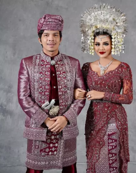 artis kenakan Suntiang Gadang © 2021 brilio.net artis kenakan Suntiang Gadang © 2021 brilio.net